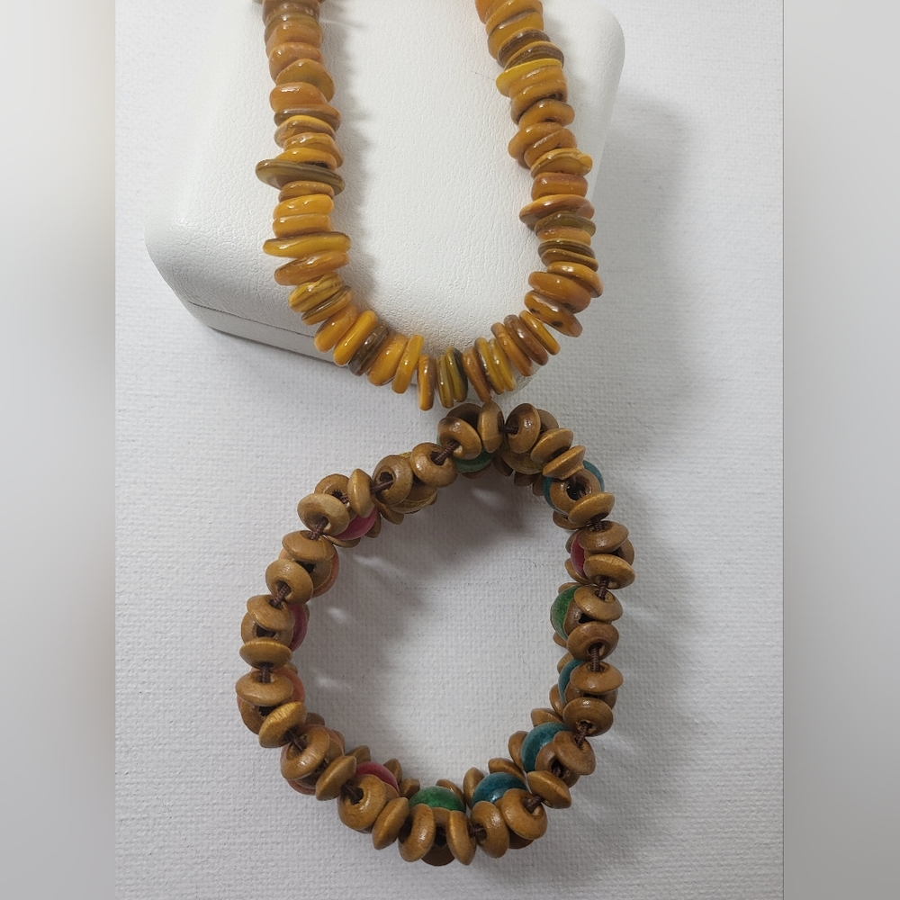 Shells, colored wood beaded - Picture 13 of 14
